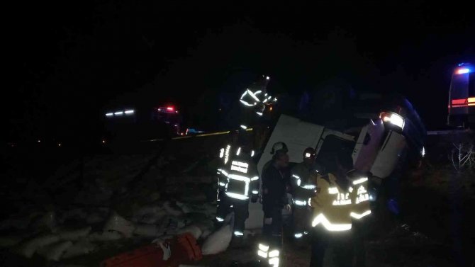 Bandırma’da Seyir Halindeki Tır Tarlaya Uçtu