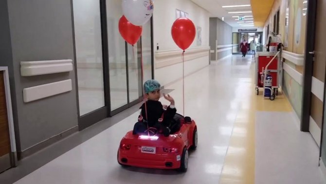 Minikler Ameliyata Akülü Araba İle Gidiyor