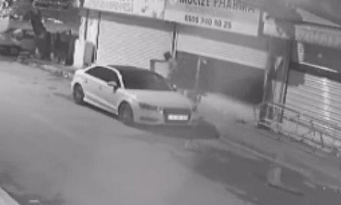 Hırsız Çalacak Bir Şey Bulamayınca Dükkanın Kapısını Götürdü