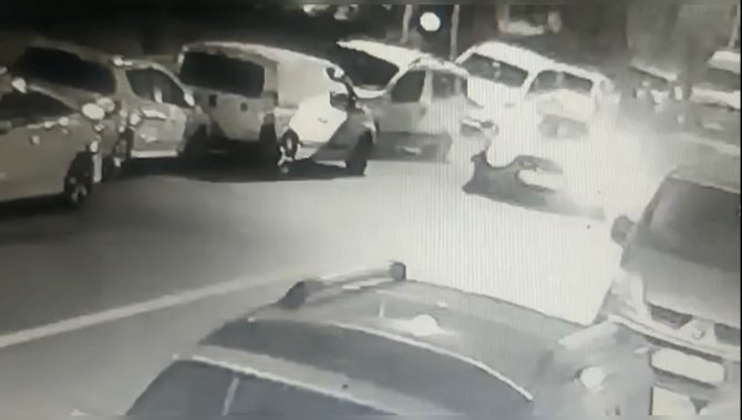 İ̇stanbul’da Film Sahnesi Gibi Olay Kamerada: Ortalığı Savaş Alanına Çevirip Çekiciyle Aracını Kaçırdı