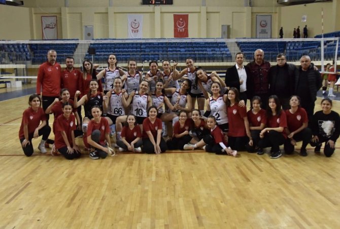 Bilecik Belediye Spor Kadın Voleybol Takımı 3: Tepebaşı Gençlik Spor: 1
