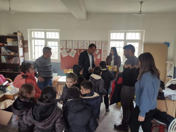 Hayırsever İş Adamından Öğrencilere Giyecek Yardımı
