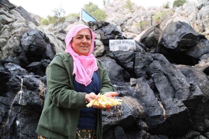 25 Yıldır Mum Satarak Evini Geçindiriyor
