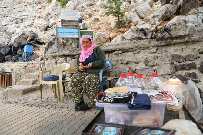 25 Yıldır Mum Satarak Evini Geçindiriyor