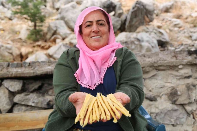 25 Yıldır Mum Satarak Evini Geçindiriyor