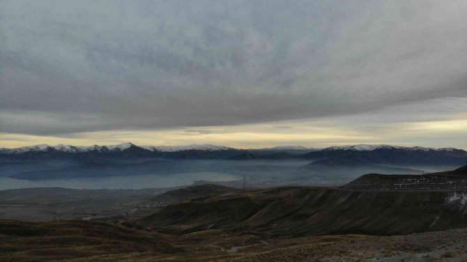 Tatvan’da Oluşan Sis Bulutu Adeta Şehri Görünmez Hale Getirdi
