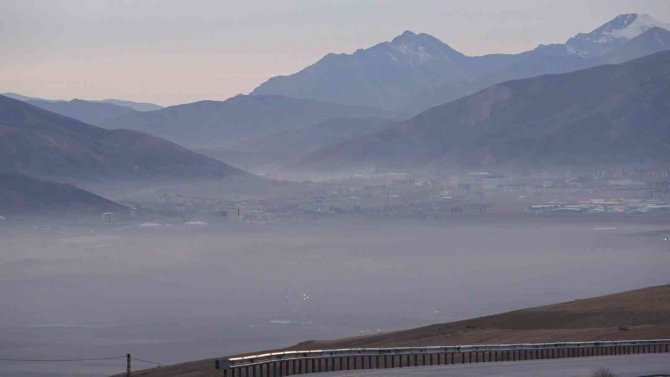Tatvan’da Oluşan Sis Bulutu Adeta Şehri Görünmez Hale Getirdi