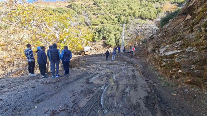İ̇zmir’de Aşırı Yağış Sonrası Oluşan Heyelan Yolu Kapattı