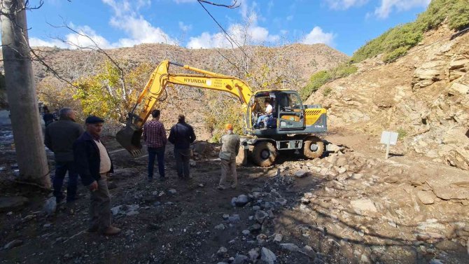 İ̇zmir’de Aşırı Yağış Sonrası Oluşan Heyelan Yolu Kapattı