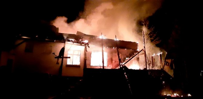 Tarihi Köy Evi Alev Alev Yandı