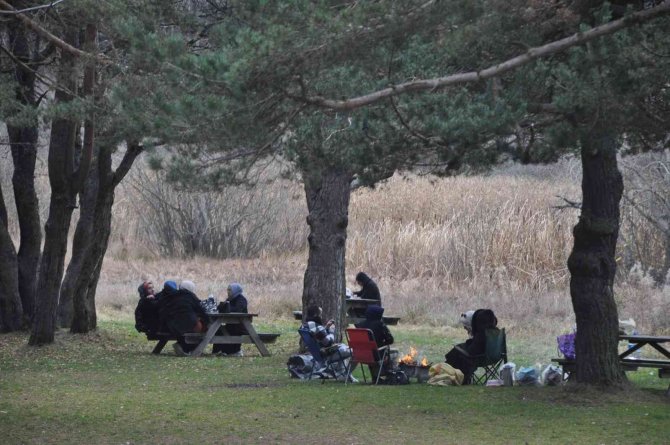 Abant Milli Parkı’nda Ziyaretçiler Sonbaharın Keyfini Çıkarıyor