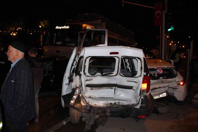 Kamyon Kırmızı Işıkta Duran Araçlara Çarptı: 9 Yaralı