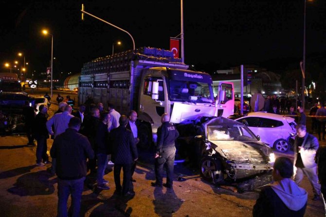 Kamyon Kırmızı Işıkta Duran Araçlara Çarptı: 9 Yaralı