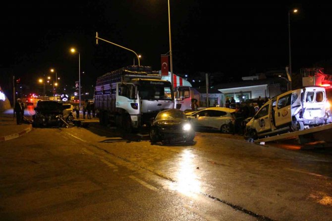 Kamyon Kırmızı Işıkta Duran Araçlara Çarptı: 9 Yaralı