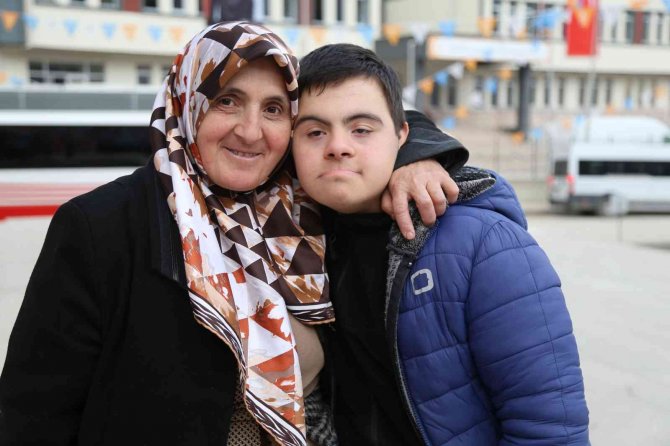 Down Sendromlu Salih’in Annesi Kevser Çolak, Oğlunun Yaşadığı Mutluluğu Anlattı