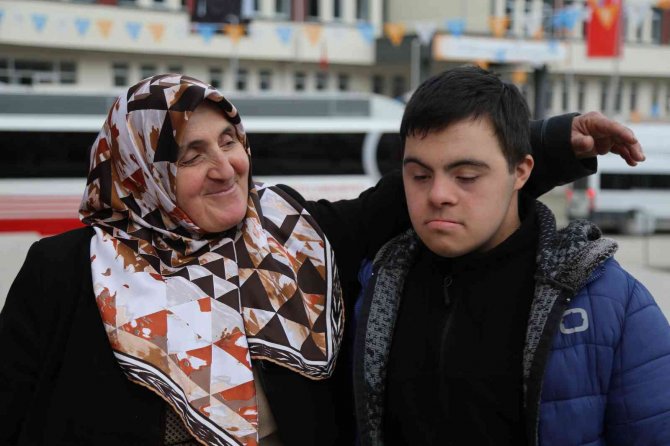 Down Sendromlu Salih’in Annesi Kevser Çolak, Oğlunun Yaşadığı Mutluluğu Anlattı