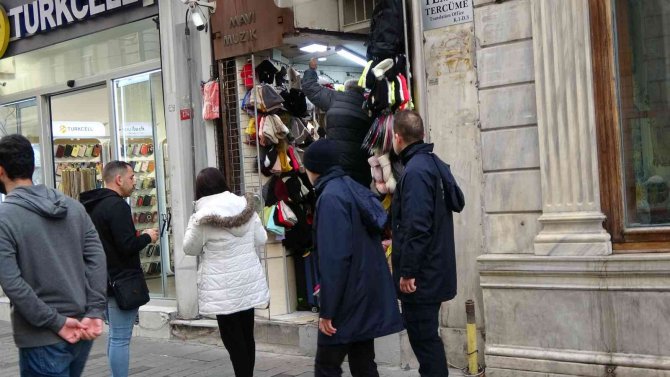 İ̇stiklal Caddesi’ndeki Dükkanlar Denetlendi