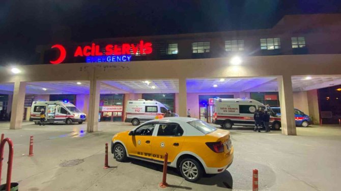 Pamuk İşçilerini Taşıyan Minibüs Kaza Yaptı: 13 İşçi Hafif Yaralandı