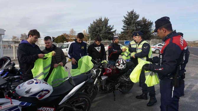 Jandarma Ekipleri, Motosiklet Sürücülerine "Reflektif" Yelek Dağıttı