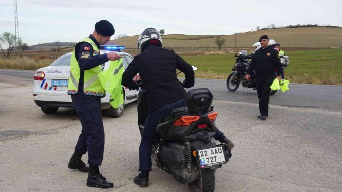 Jandarma Ekipleri, Motosiklet Sürücülerine "Reflektif" Yelek Dağıttı