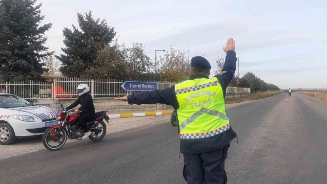 Jandarma Ekipleri, Motosiklet Sürücülerine "Reflektif" Yelek Dağıttı