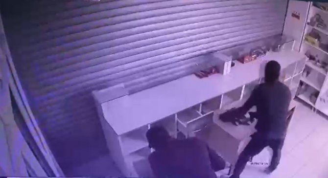 Okul Kantinine Giren Kar Maskeli Hırsızlar, Ne Varsa Çöp Poşetine Doldurup Çaldı