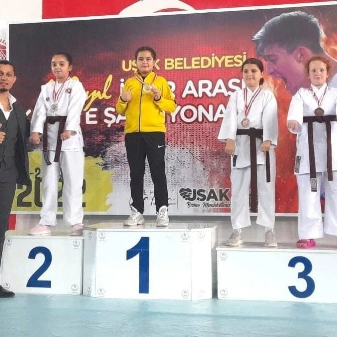 Eskişehirli Karateciler Uşak’tan 8 Madalyayla Döndü