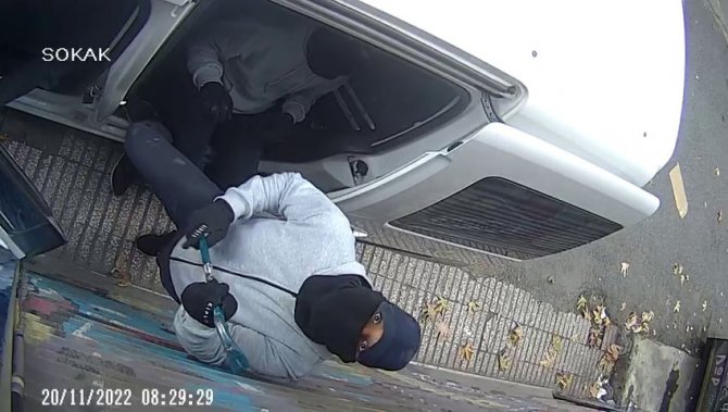Beyoğlu’nda Akılalmaz Soygun Kamerada: Otomobile Yol Verip Soyguna Devam Ettiler