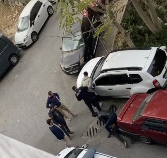 İ̇stanbul’da Bıçaklı Gaspçıların Yakalandığı Anlar Kamerada: Polise Yemin Ederek Yalvardılar