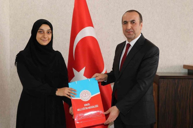 Bingöllü Öğrenci "Bana Maviyi Anlat’ Şiiriyle Türkiye Birincisi Oldu