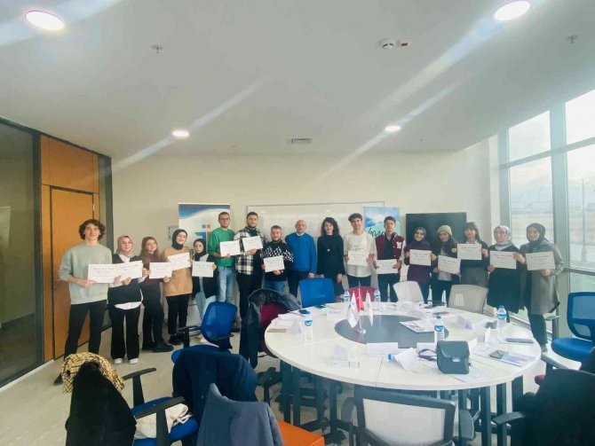 İ̇ş Kulübü İle Üniversite Öğrencileri Hayata Önde Başlıyorlar