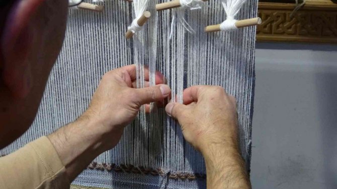 Baba Mesleğiyle Yetinmedi, Üniversiteyle Pekiştirip Halı Tezgahının Başına Geçti