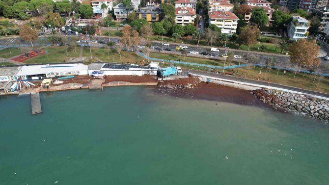 Caddebostan Sahil Kırmızı Yosunla Kaplandı