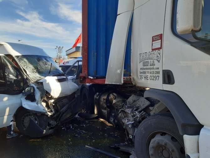 İ̇zmir’de Feci Kaza: 1’i Ağır 6 Cezaevi Personeli Yaralı