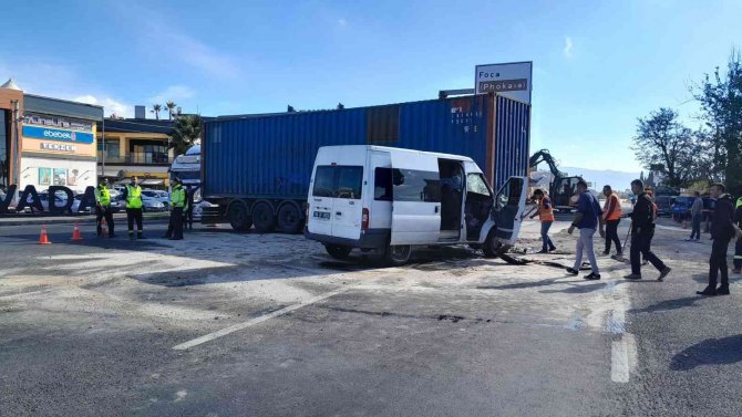İ̇zmir’de Feci Kaza: 1’i Ağır 6 Cezaevi Personeli Yaralı