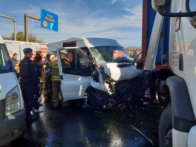 İ̇zmir’de Feci Kaza: 1’i Ağır 6 Cezaevi Personeli Yaralı