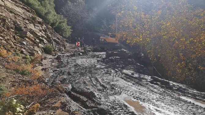 İ̇zmir’de Aşırı Yağış Sonrası Oluşan Heyelan Yolu Kapattı