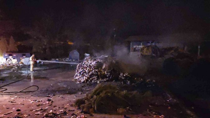 Ruhsatsız Geri Dönüşüm Tesisinde Yakılan Ateş Ekipleri Harekete Geçirdi