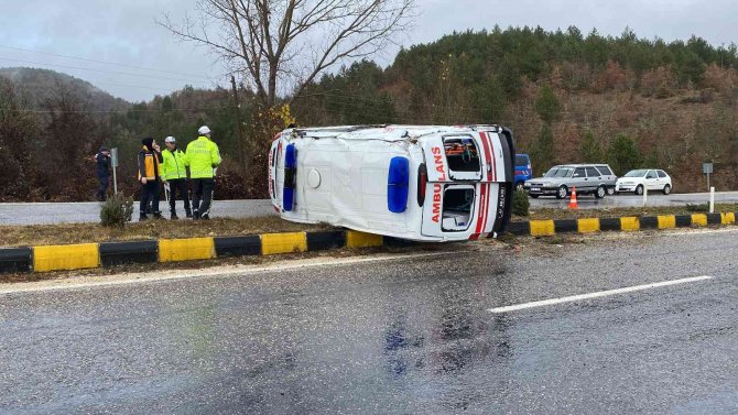 Kastamonu’da Ambulans Devrildi: 3 Yaralı