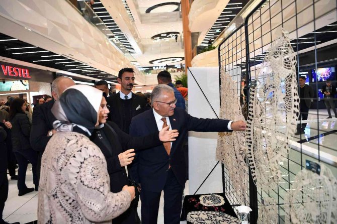 Başkan Büyükkılıç, ‘Dantel Anglez El Sanatları Sergisi’nin Açılışını Yaptı