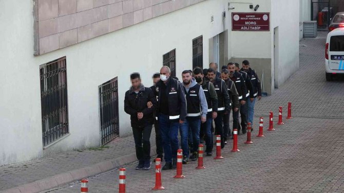 Kaçakçılık Operasyonunda 8 Kişi Sağlık Raporunda