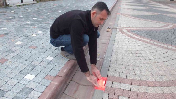 Burhaniye’de Şehir Magandaları Yol Aydınlatmalarına Zarar Veriyor