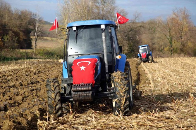 Traktörünün Deposunu Dolduran Tarlasına Koştu