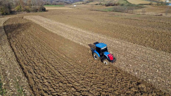 Traktörünün Deposunu Dolduran Tarlasına Koştu