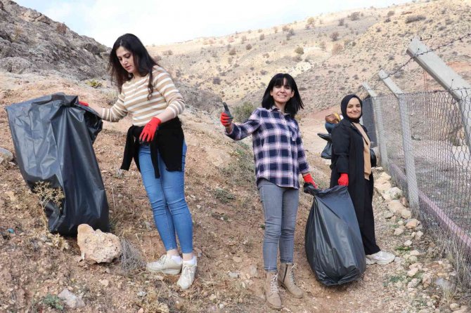 Piknikçiler Kirletti, Doğaseverler Temizledi