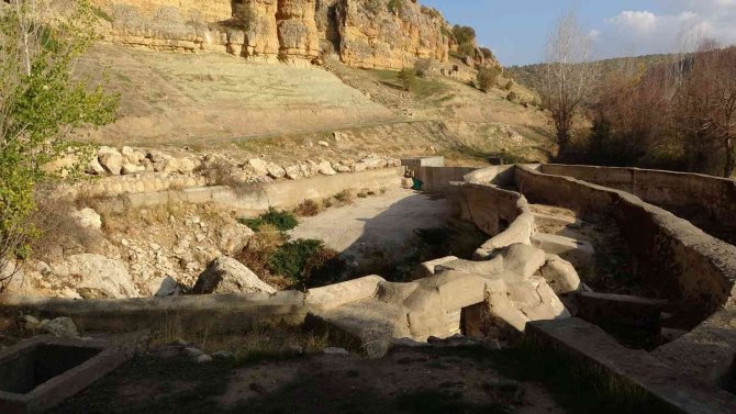 Akarsu Kurudu, Ortaya Çıkan Mağara Tehlike Saçıyor
