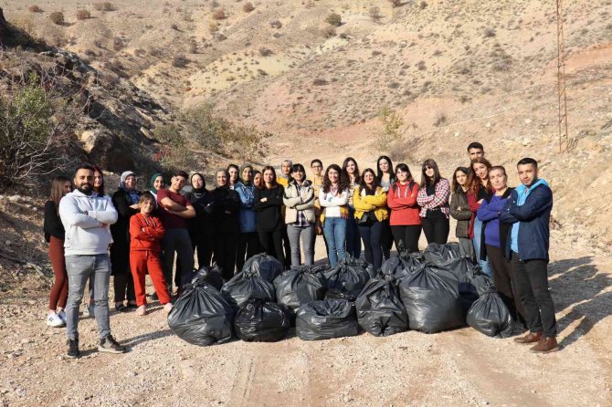 Piknikçiler Kirletti, Doğaseverler Temizledi
