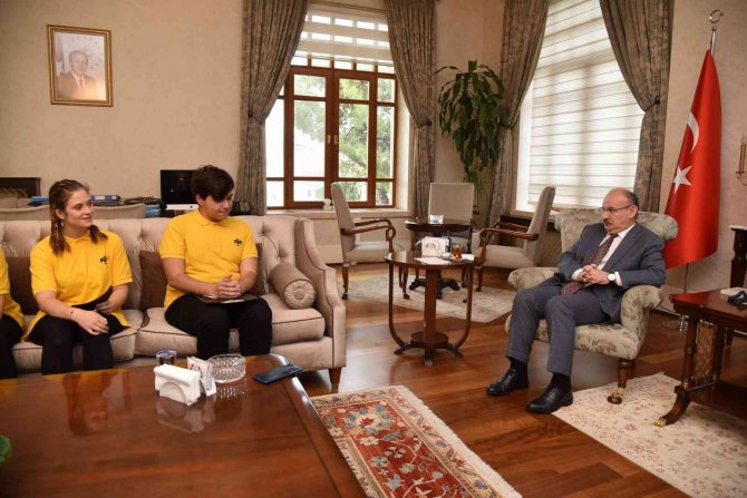 Vali Karadeniz, Dergi Çıkarmaya Hazırlanan Öğrencilerin Sorularını Yanıtladı