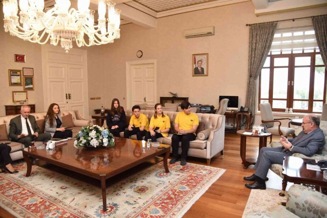 Vali Karadeniz, Dergi Çıkarmaya Hazırlanan Öğrencilerin Sorularını Yanıtladı