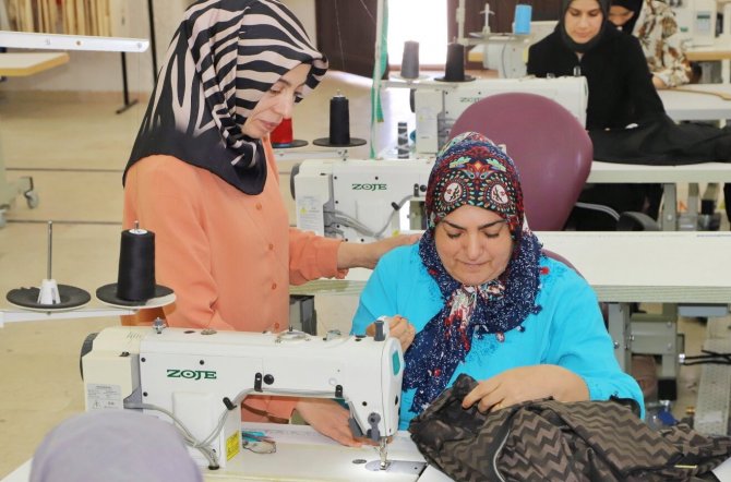 Bu Atölyede Kadınlar İş Hayatına Atılıyor